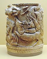 Старогрчки пиксида од слонова коска со грифини кои напаѓаат елен. Кон крајот на 15 век п.н.е