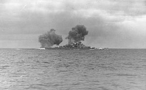 Німецький лінійний корабель «Бісмарк» веде вогонь по британському лінкору «Принц Уельський». 24 травня 1941