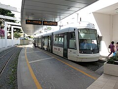 Tram Skoda 06T della tranvia di Cagliari in sosta al capolinea di piazza Repubblica