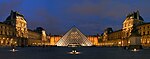 El Museo del Louvre y la Pirámide a la puesta del sol