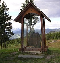 Einangstein am Originalfundort mit Schutzhäuschen, Vestre Slidre, Norwegen, 350 n. Chr., Aufnahme von 2005