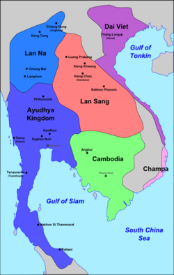 แผนที่เอเชียตะวันออกเฉียงใต้ประมาณปี พ.ศ. 2083: สีม่วงน้ำเงิน: อยุธยา สีชมพู: ล้านช้าง สีน้ำเงิน: ล้านนา สีเขียวอ่อน: กัมพูชา สีม่วง:ไดเวียต สีชมพู:จามปา