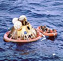 Skimmee Apollo 11 as thummeyder jeh'n Lhuingys Chaggee tannaghtyn er tayrn magh voish yn USS Hornet lurg y skeolley sheese er 24 Jerrey Souree 1969.
