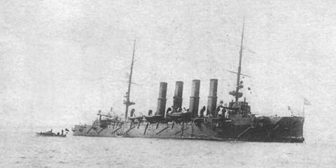 Крейсер после боя, 9 февраля 1904. Виден сильный крен на левый борт