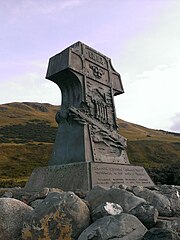 Аверс памятника у мемориала «Варяг» в Лендалфуте, Шотландия.