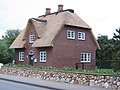 Παραδοσιακό σπίτι με εμφανές τούβλο και στέγη από χόρτο (στο νησί Ζυλτ)