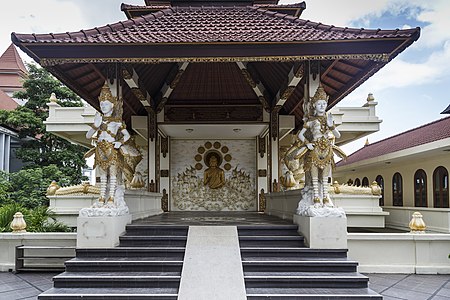 budhisma preĝejo (templo) en la urbo Kuta, Indonezio