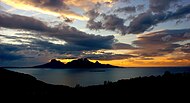O sol da meia noite na ilha de Landegode