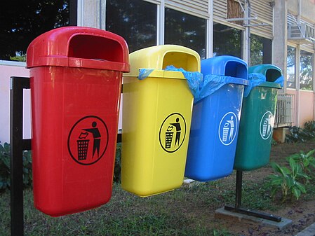 Latas de lixo com as cores da reciclagem