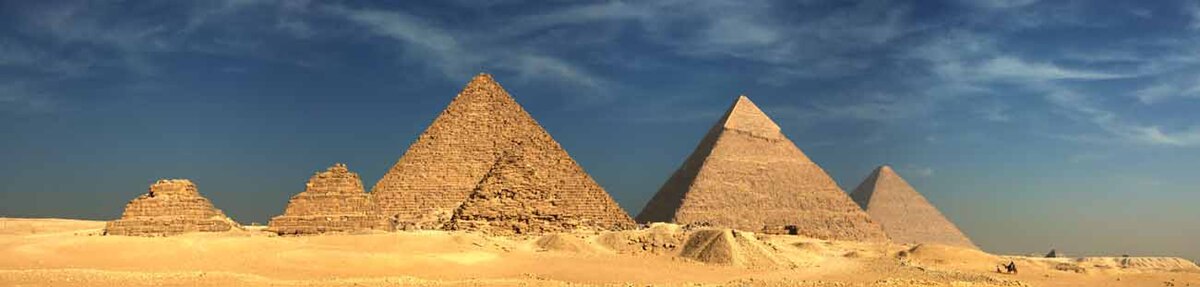 Panoramatická fotografia starovekých Egyptských pyramíd v Gíze