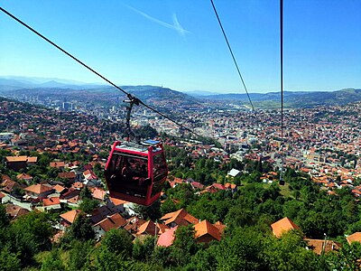 Поглед на Сарајево, главни град Босне и Херцеговине, са Сарајевске жичаре. Сарајевска жичара је изграђена 1959. године, затворена 1989. године, а затим поново отворена 2018. године. Повезује сарајевску Стари Град са планином Требевић
