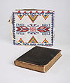 Pohjois Cheyenne helmillä Raamatun kansi, CA. 1930, kokoelmasta Lasten museo Indianapolis
