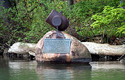 ジェームズ・クリントンのダムの碑（右は碑に埋め込まれている銘文）