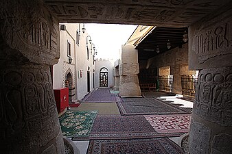مسجد ابوالحجاج در بنای معبد اقصر از قرن چهاردهم قبل از میلاد قرار دارد و این باعث شده معبد اقصر قدیمی‌ترین پرستشگاه فعال جهان باشد.