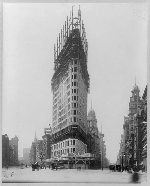 File:Upper portion of the Flatiron bldg. being constructed LCCN2003677428.jpg