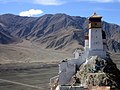 Iumbulagang, fortaleza que se considera a primeira construción edificada no Tíbet, e que sería fundada pola seu mitolóxico primeiro rei, Nyatri Tsenpo (cara ao século II a.C.).
