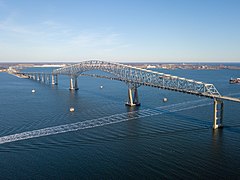 Key Bridge mirando hacia el noreste con Sparrows Point y la acería y los astilleros de Bethlehem Steel Corporation del sureste del condado de Baltimore en la distancia, febrero de 2018.
