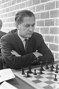 Paul Keres sakktáblánál