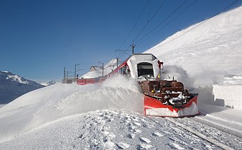 Trem regional com destino a Tirano, Itália, rebocado por uma locomotiva RhB ABe 8/12 Allegra EMU, empurra um limpa-neves (Xk 9144) para remover a neve acumulada entre os trilhos, logo após a estação Ospizio Bernina, Suíça. (definição 5 430 × 3 352)