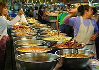 Kios pasar ing pasar Thanin ing Chiang Mai, Thailand, adol panganan siap masak. Warung pasar sing adol panganan ditemokake ing Asia Tenggara .