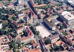 veduta aerea del centro con la piazza degli Eroi e la chiesa dei Minoriti