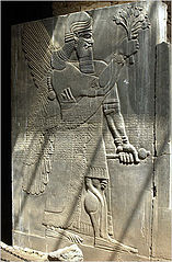 Церемониален боздуган (в лявата ръка), изобразен на стела в Нимруд