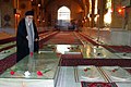 حضور سید علی خامنه‌ای بر سر مزار سید محمد حسینی بهشتی در آرامگاه شهدای هفتم تیر، ۱۱ بهمن ۱۳۹۱