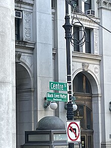 Le panneau indiquant « Black Lives Matter Boulevard » est placé juste en dessous de celui indiquant « Centre Street ».
