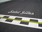 Tanda "Salut Gilles" yang berada di garis start-finis Sirkuit Gilles Villeneuve
