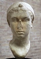 Busto de meados do século I a.C. com um penteado de "melão" e um diadema helenístico usado na cabeça, atualmente nos Museus Vaticanos[1][3][420]