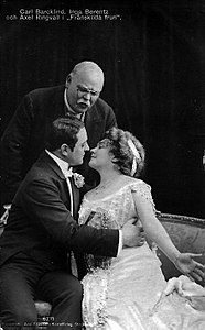 Barcklind (t.v.) som Karel, Inga Berentz som Jana och Axel Ringvall som generaldirektören i operetten Frånskilda frun på Oscarsteatern 1909.