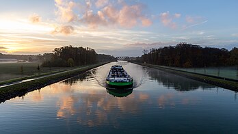 Canal Dortmund-Ems, visto de uma ponte em Lüdinghausen, Renânia do Norte-Vestfália, Alemanha. (definição 5 118 × 2 879)