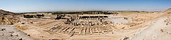 Vista geral de Persépolis ("A Cidade Persa"), situada a 60 km ao nordeste da cidade de Xiraz, província de Fars, Irã. (definição 18 620 × 4 379)