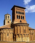 Torre románico-mudéjar sobre el tramo recto del ábside central en la Iglesia de San Tirso (Sahagún)