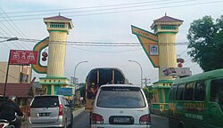 Das Willkommens-Tor der Stadt Binjai