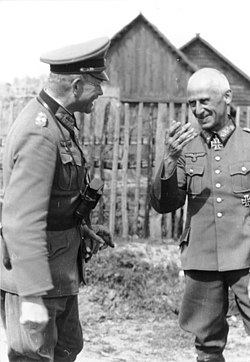 Hermann Hoth en charrando con Heinz Guderian o 21 de chunio de 1941, a vespra d'a Operación Barbarroya