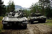 戦車（レオパルト2）に随伴する歩兵戦闘車（CV90）