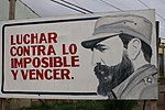 Propagandistický plakát s Castrem a španělský text „Bojovat proti nemožnému a zvítězit“