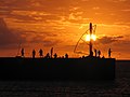 21. Októberi naplemente Saint Gilles les Bains kikötőjének hullámtörője felett a Roches Noires-strandról nézve Réunion szigetén (javítás)/(csere)