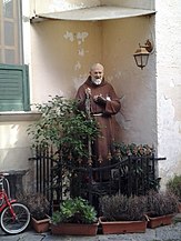 Scultura di Padre Pio in un giardino di Napoli.