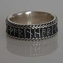 Ring mit Namen „Warinhari“ (germanische Form von „Werner“) mit den Runen der älteren Runenreihe