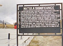 Panneau métallique noir avec des inscriptions blanches d'une douzaine de lignes en anglais intitulé Natula: significance.