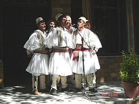 להקת פולק אלבנית בלבוש מסורתי
