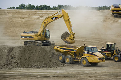 מחפר CAT 330D ומשאית עפר קטרפילר 730