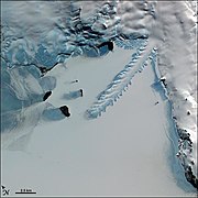 Photographie satellite d'une partie de la baie Erebus. L'importance de la langue de glace Erebus est visible.