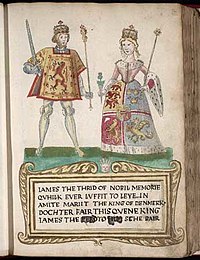 Slika na strani v stari knjigi. Moški na levi nosi hlačne nogavice in tuniko z motivom leva ter drži meč in žezlo. Ženska na desni nosi obleko s heraldičnim motivom, obrobljenim s hermelinom, v eni roki nosi bodiko in v drugi žezlo. Stojijo na zeleni površini nad legendo v škotskem jeziku, ki se začne z "James the Thrid of Nobil Memorie..." (sic) in ugotavlja, da se je "poročil z dochterjem danskega kralja."
