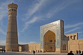 Mesquita Kalyan e o seu minarete homónimo