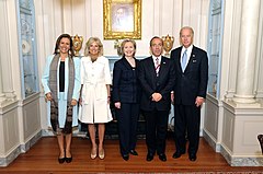 左からマルガリータ・ザヴァラ、米国のジル・バイデン、同国のヒラリー・クリントン、カルデロン、米国のジョー・バイデン副大統領（2010年5月19日）