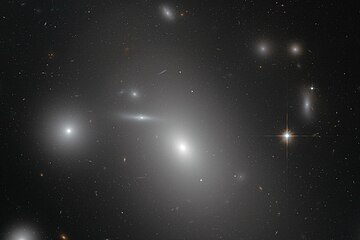 HSTの掃天観測用高性能カメラ (Advanced Camera for Surveys, ACS) で撮像された楕円銀河NGC 4889。