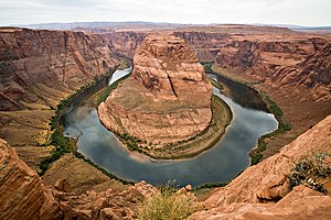 נהר הקולורדו מתחתר בתוך "עיקול הפרסה", בפארק הלאומי גרנד קניון שנמצא בצפון מדינת אריזונה בארצות הברית.
